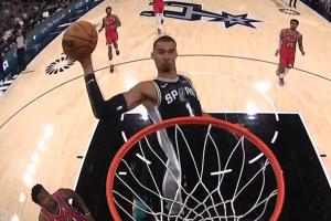 脸在篮筐上方！马刺防守反击 文班大步向前俯视篮筐单臂空接