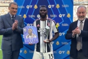 4场打进3球！尤文前锋博加在赛前领取意甲3月最佳球员奖杯