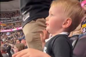 美媒：三岁小约基奇球迷怒喷亚历山大——每次都TM假摔！