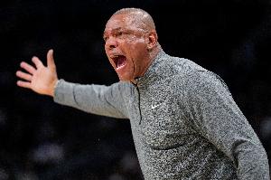 Shams:老里痛批年轻人致球员私自开会 库兹马告诉年轻人别听他的