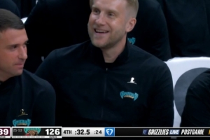 可惜了！灰熊故意犯规抢回合数 但GG·杰克逊顶投三分三不沾...