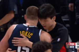 世纪拥抱~约基奇赛后找到了杨瀚森 一个爱的抱抱