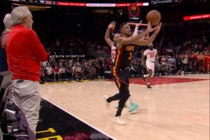 险些1.5秒6分缔造神迹！CJ半场跑投绝平三分超时一丢丢啊！