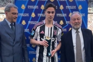 4场2球2助攻！伊尔迪兹在赛前领取意甲3月最佳年轻球员奖杯