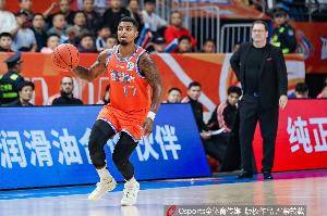 靠你撑着!皮特森半场9中6轰下20分2板1助1断