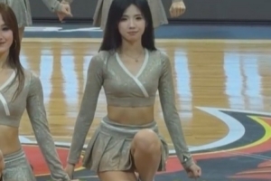 一起摇摆！媒体人晒广东女篮主场啦啦队的舞蹈表演视频