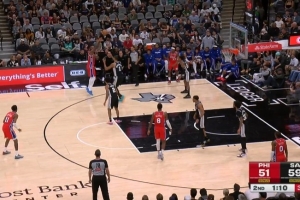 跟前队友学的？恩比德面对文班 双后撤步从罚球线撤出三分线命中