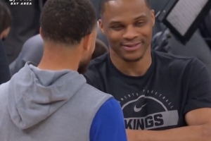 聊啥呢~勇士VS国王 赛前库里和威少寒暄 两人有说有笑