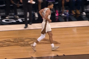 百步穿杨！库里侧翼接球三分一箭穿心 率队打停对手