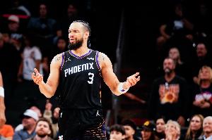 战旧主兴奋过度！狄龙12中3仅拿10分3板1助1断 场上各种较劲对喷