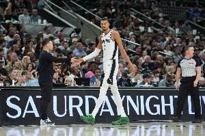 吉诺比利祝贺马刺60胜：太不可思议了 为整个团队感到无比骄傲