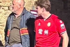 意大利小镇惊现苏超常州队老外球迷，或曾赴常州主场观赛支持