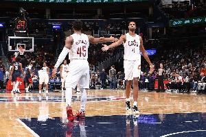 米切尔:季后赛就需要莫布里的这种侵略性 看起来我们会对阵老鹰