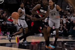 穿针引线!朱·霍勒迪送腋下妙传 克林根起飞双手暴扣