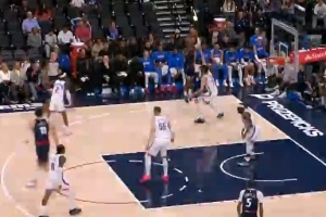 铁树开花了！克里斯·邓恩底角顶着切特命中三分 本场首球！