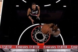 一人打一队啊!福克斯开场不到5分钟两三分+两扣篮 已独得10分