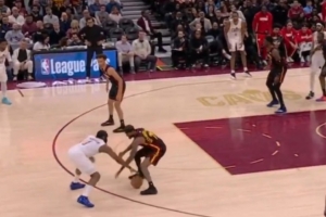 体力不够了!哈登关键时刻炒菜运球 被亚历山大-沃克面断+打反击