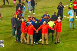 偷袭裁判！37岁谢纳维埃及超动手袭击裁判，被禁赛4场罚5万埃及镑