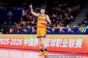 做你擅长的事！张镇麟半场5中2&三分2中0拿5分1助1帽 正负值-10