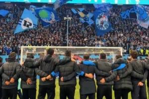 三连胜！大连英博众将士与球迷激情庆祝，梭鱼湾唱响“莎啦啦”