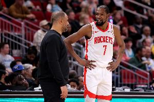 杜兰特：每个人无论首发替补都很职业 这体现了教练的领导力