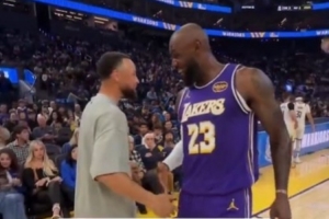 詹姆斯和库里赛前开心寒暄 镜头给到库里穿的詹姆斯10代签名鞋