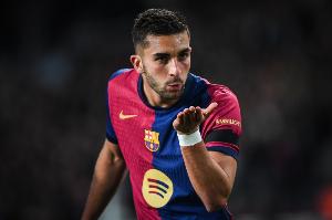 60球21助!费兰获赠巴萨200场纪念球衣,和队友们合影留念