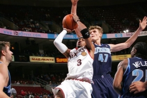 场均41分钟！艾弗森怒喷轮休：我带伤打球直到球队藏起我的球衣