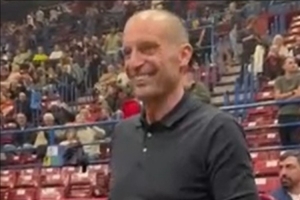 忙里偷闲！阿莱格里现场观看欧篮联比赛，获赠定制球衣