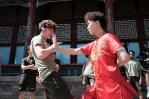 狼队青年队在中国参加英超青年杯，小将们到颐和园学习太极拳