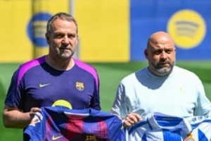 世体：甘伯体育城举行巴萨对阵西班牙人赛前传统的主帅合影