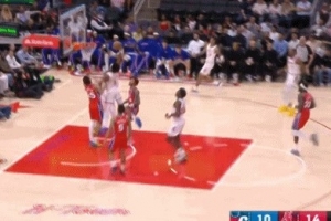 这变态的身体素质!阿门直杀篮下暴起隔扣没成功 空中停顿数秒