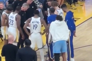 我想打篮球！穆迪拄拐在场边观战 在队友战术圈外徘徊