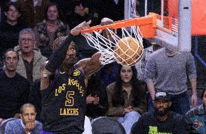 雷迪克：艾顿今天的表现非常出色 他第三节打出了统治力