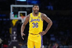 场均9.5分2.8板！湖人客战勇士 斯玛特因右脚踝扭伤缺阵