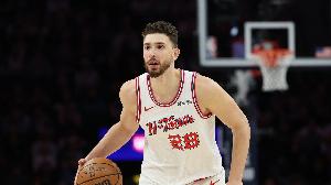 效率一般般！申京上半场10投4中&没罚球 拿到8分6板3助