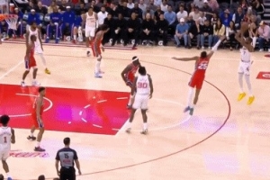 你够不着!杜兰特弧顶三分潇洒命中 帮助火箭拉开比分