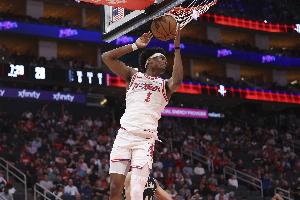 影响力十足！阿门半场8中4得12分2助 正负值+17暂为全队最高