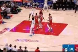 你学艾顿?卡佩拉冲击篮筐 面对空篮但上丢了