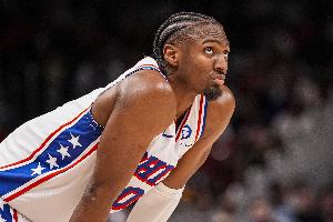 苦苦支撑！马克西半场12中6拿到15分3助 三分5中3