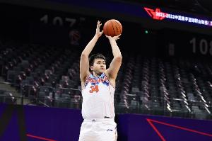 就你打得好！艾孜麦提半场7中4拿到12分4前场板 全队唯一上双