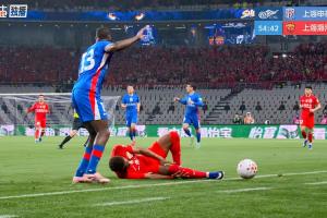 加布里埃尔带球推进时无对抗滑倒,随后长时间捂着自己膝盖