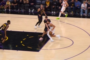 很干净！拉拉维亚切球被吹犯规 湖人挑战成功取消犯规拿回球权