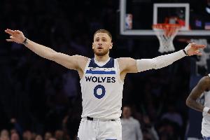 还不错！迪文岑佐12中6&三分8中3 拿到18分4板2助1断2帽