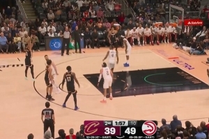 连珠炮!老鹰外线开火连中3记三分 一举获得两位数优势