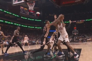 寸土不让！沃克切球被吹犯规 老鹰挑战再成功取消犯规还拿到球权