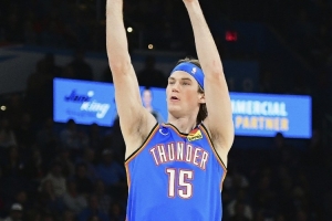 扛起大旗！卡尔森18中8&三分10中3拿23分12板两双 得分球队最高