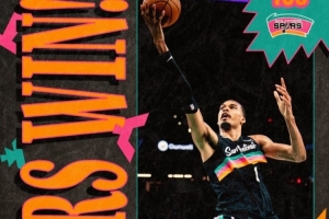 赛季第62胜！马刺赛后晒胜利海报 文班轻舒猿臂上篮入镜