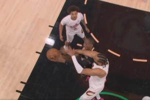 没有升级!库明加篮下连续虚晃被奥利维耶·萨尔犯规 还打到脸部