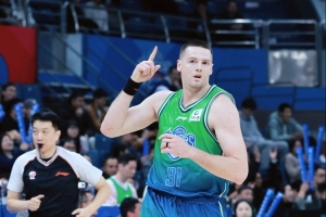 两双到手！大卫·詹姆斯14中7拿20分14板2断1帽 正负值+21